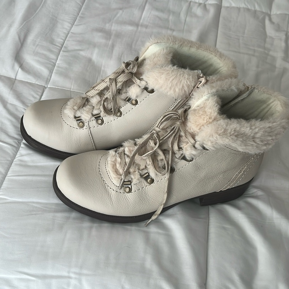 Earth Origins ankle boots size 10 M ivory